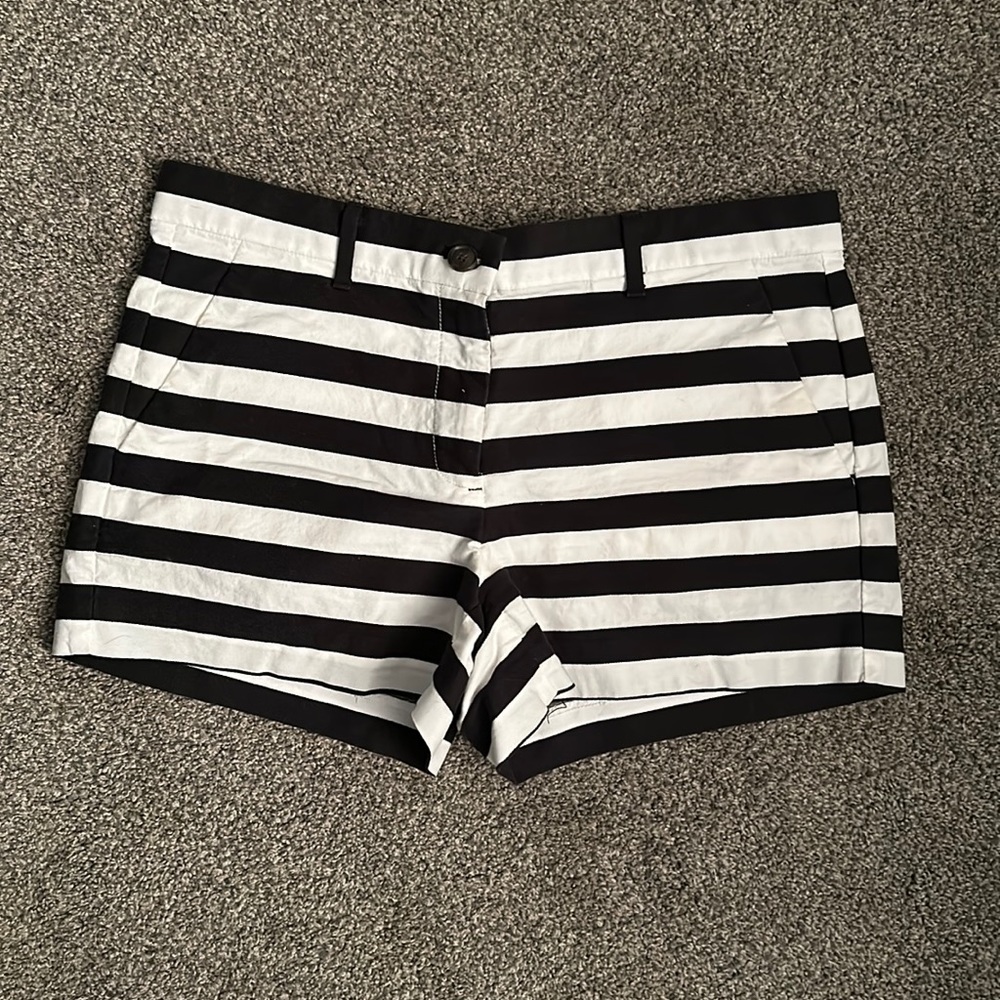 Super cute black and white shorts!